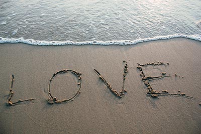 Photo d'une plage sur laquelle est écrit 